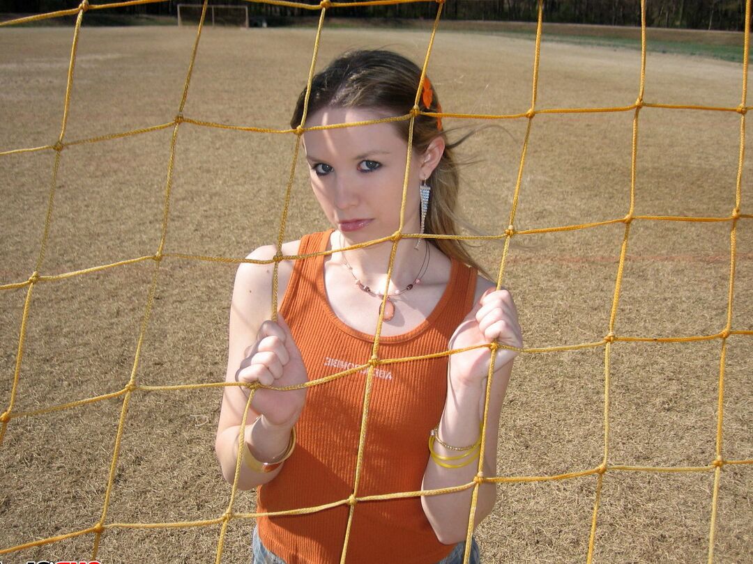 12P Shelby, petite adolescente mignonne, montre ses beaux seins en plein air dans un parc public.