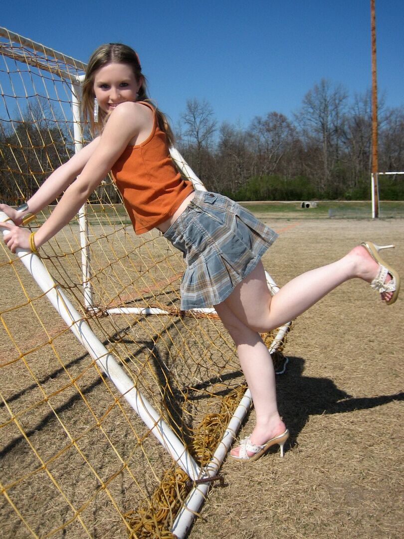 12P Shelby, petite adolescente mignonne, montre ses beaux seins en plein air dans un parc public.