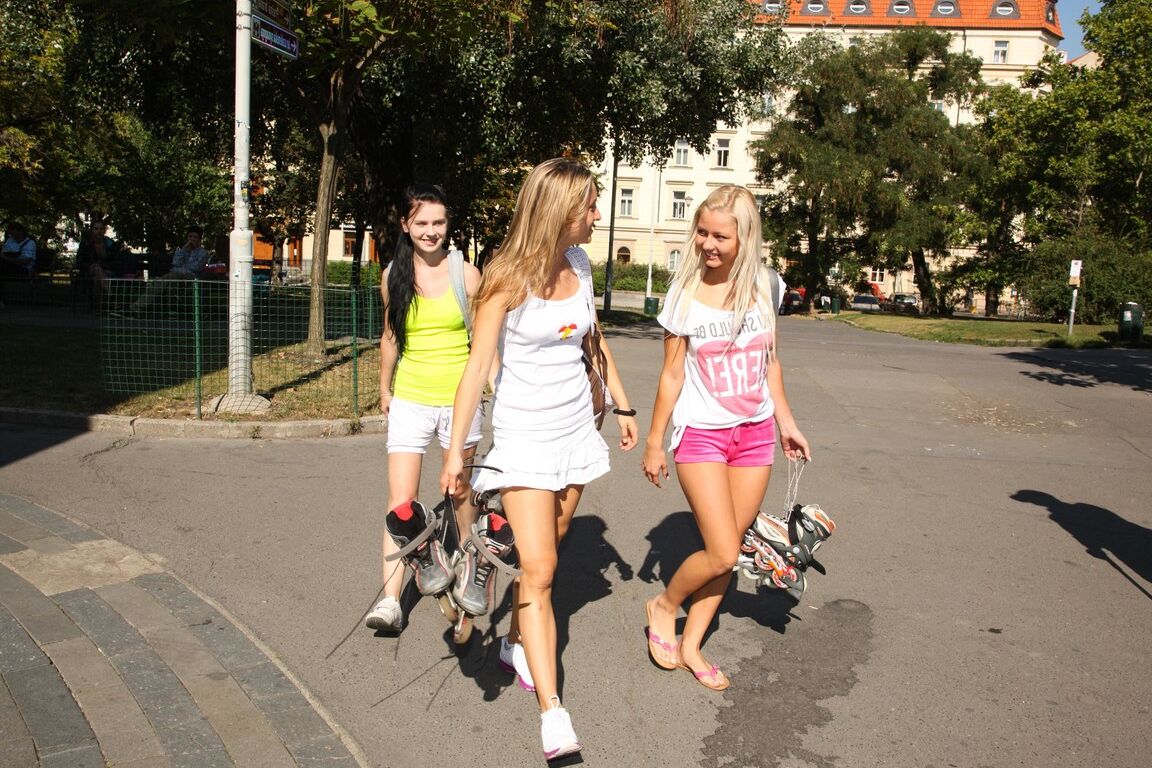 21P Cuatro dulces jovencitas exponen sus cuerpos flacos y sus pequeñas tetas sobre patines