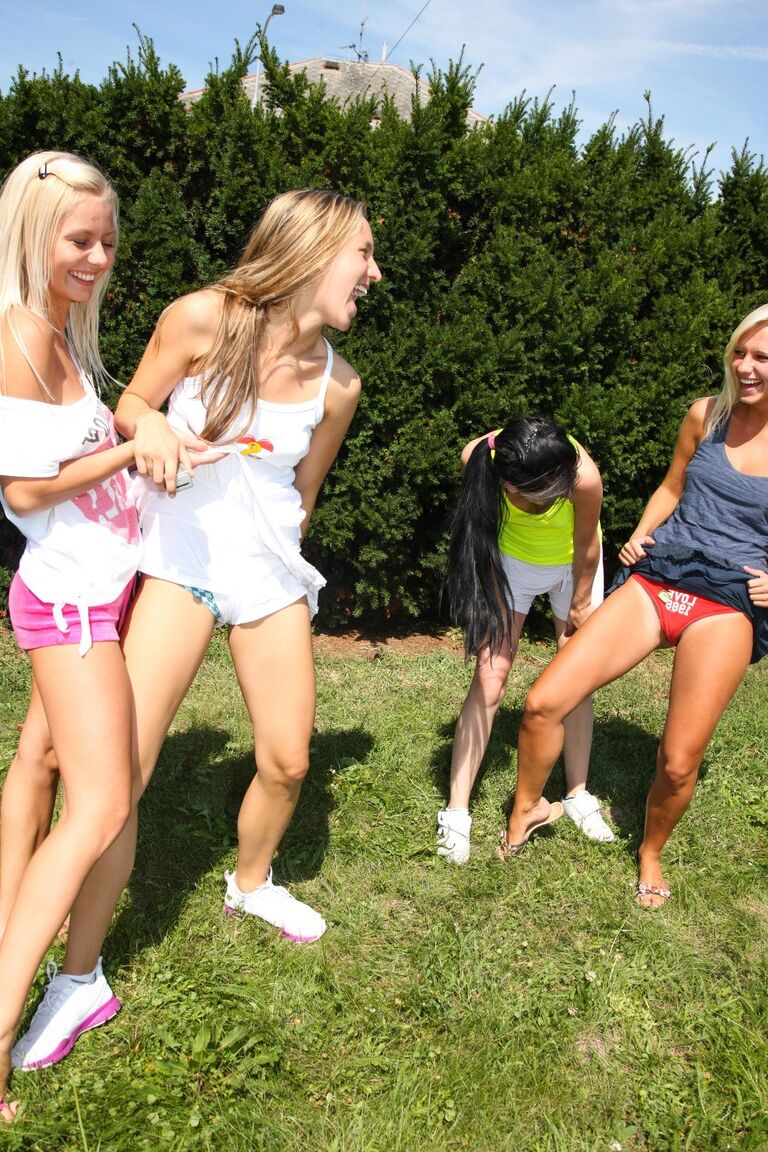 21P Cuatro dulces jovencitas exponen sus cuerpos flacos y sus pequeñas tetas sobre patines