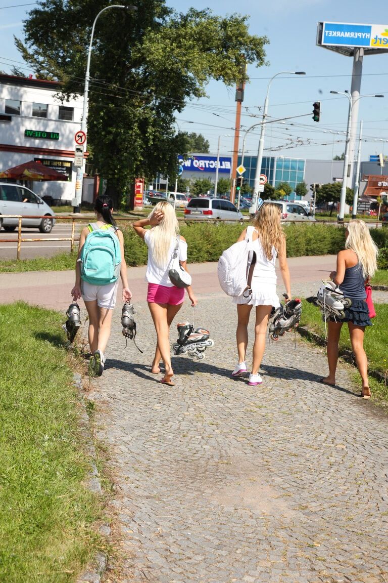 21P Cuatro dulces jovencitas exponen sus cuerpos flacos y sus pequeñas tetas sobre patines