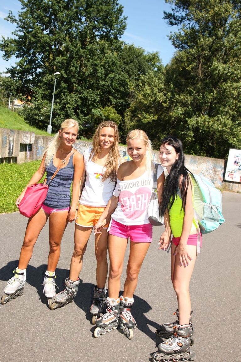 21P Cuatro dulces jovencitas exponen sus cuerpos flacos y sus pequeñas tetas sobre patines