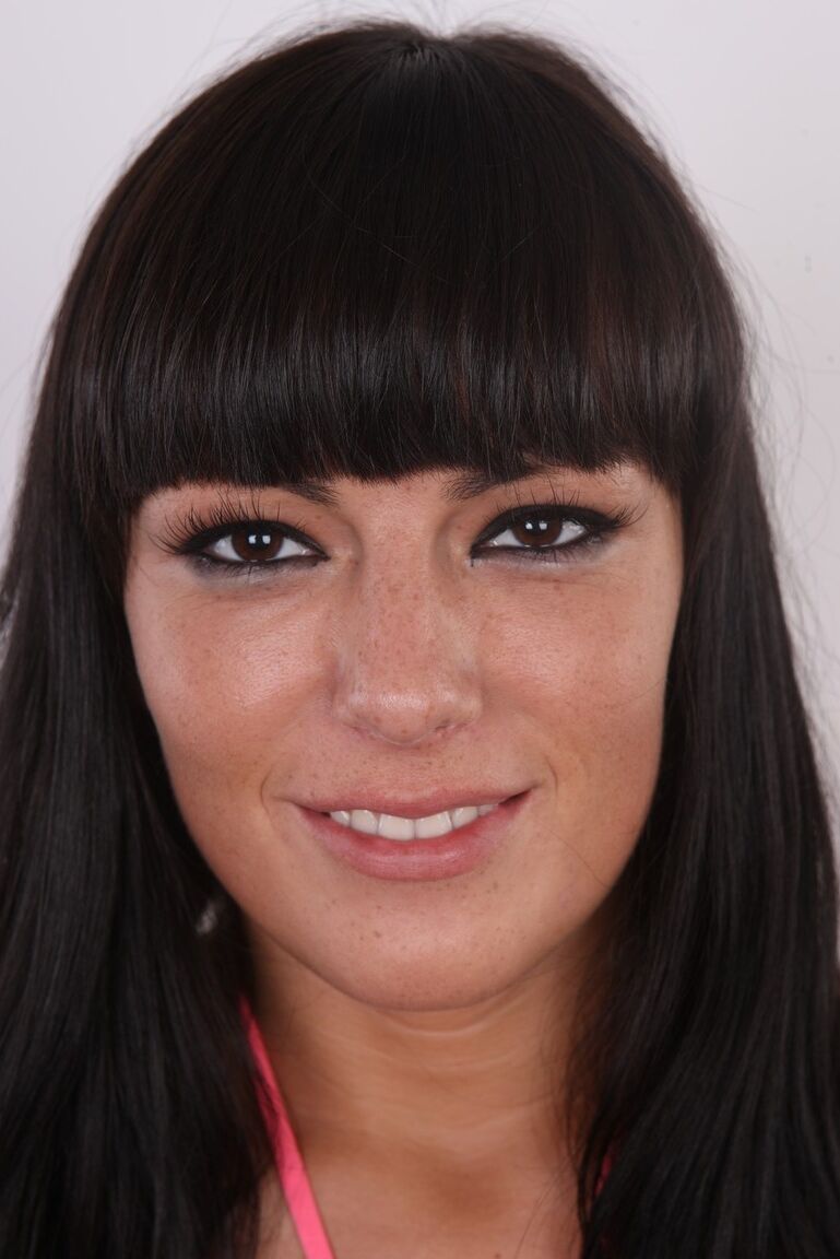 15P Le modèle amateur Kristyna se tient entièrement habillée avant une action totalement nue.