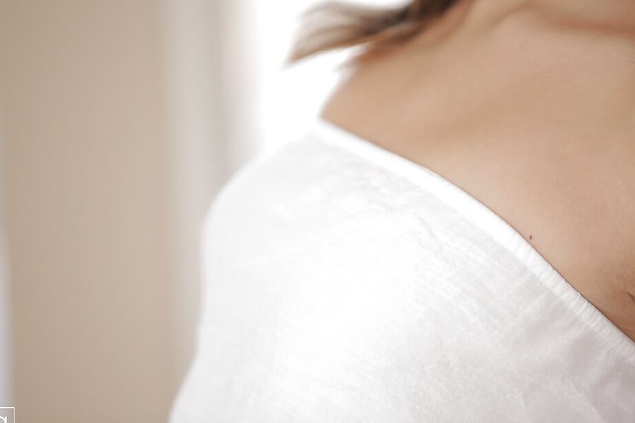 16P Menina docemente bonita com peitos empinados tirando a roupa e provocando seu pote de mel