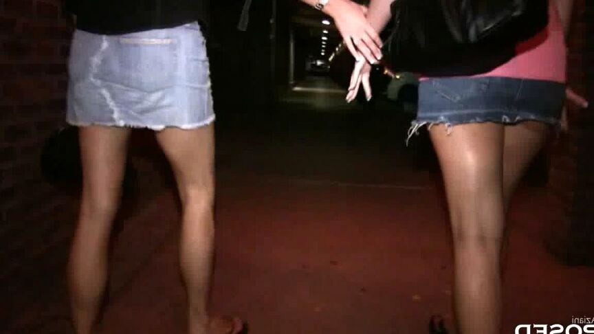 15P La linda rubia Ahryan Astyn expone sus tetas y su coño en la calle por la noche
