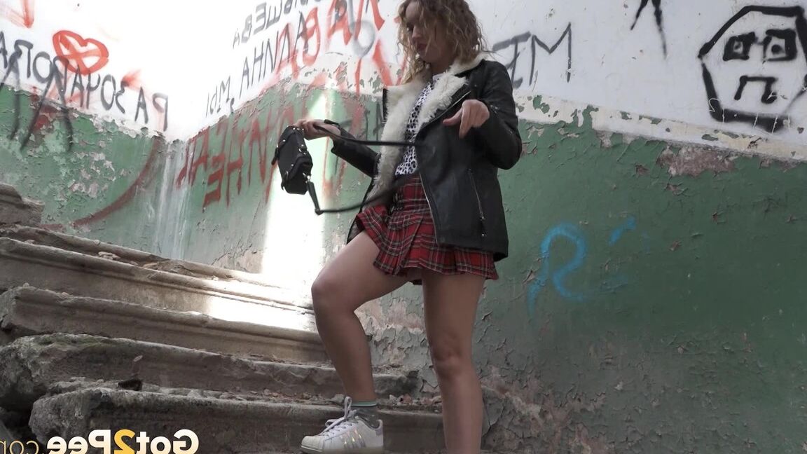 15P European girl Rita ducks into an abandoned building for a badly needed pee