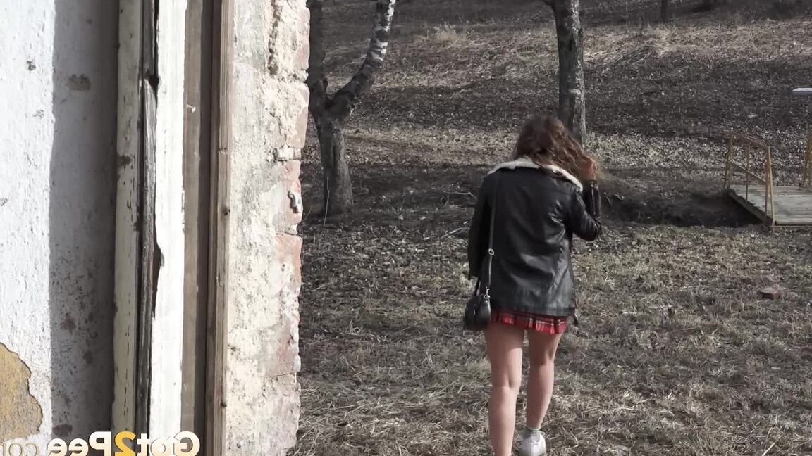 15P European girl Rita ducks into an abandoned building for a badly needed pee