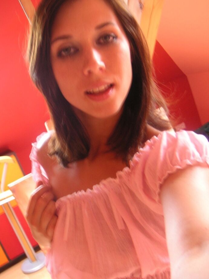16P Sweet babe with pretty face stripping and picturing herself