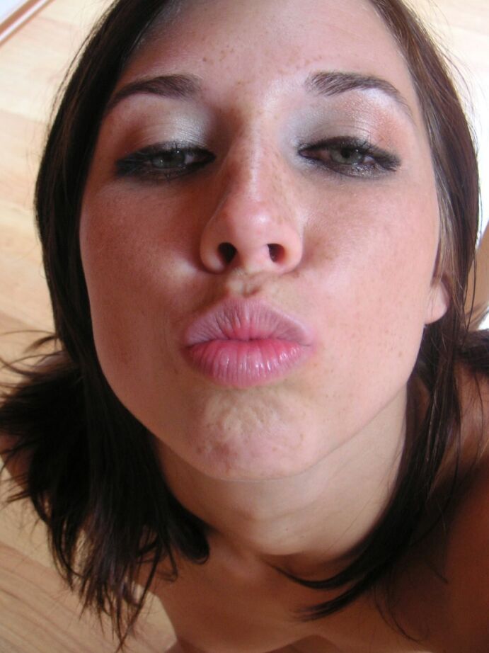 16P Sweet babe with pretty face stripping and picturing herself