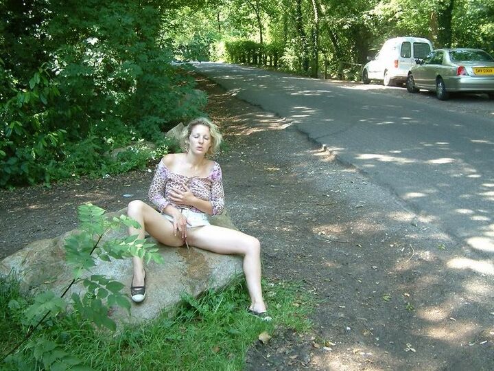 12P Chica rubia del Reino Unido se levanta la falda vaquera para orinar en la carretera
