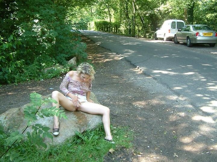 12P Chica rubia del Reino Unido se levanta la falda vaquera para orinar en la carretera