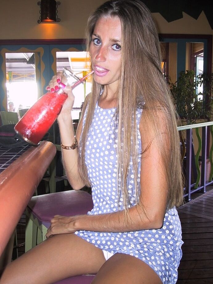 20P かわいい素人美女ロリ・アンダーソンがトリミングされたおまんこを誇示し、公共の場でポーズをとる