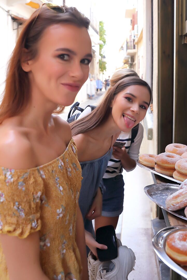 12P Garotas Leggy tropeçam em uma barraca de donuts enquanto fazem coisas turísticas