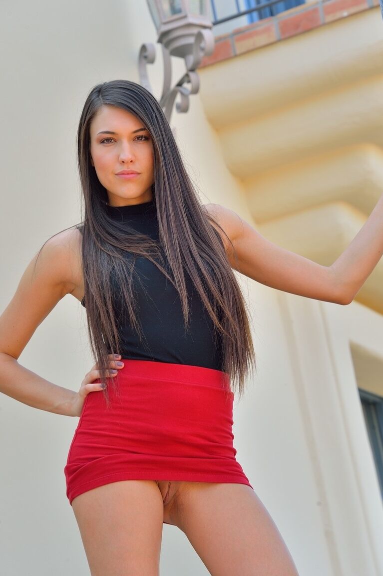 21P Nena increíblemente hermosa con un traje sexy Katy se mete los puños en el coño calvo en público