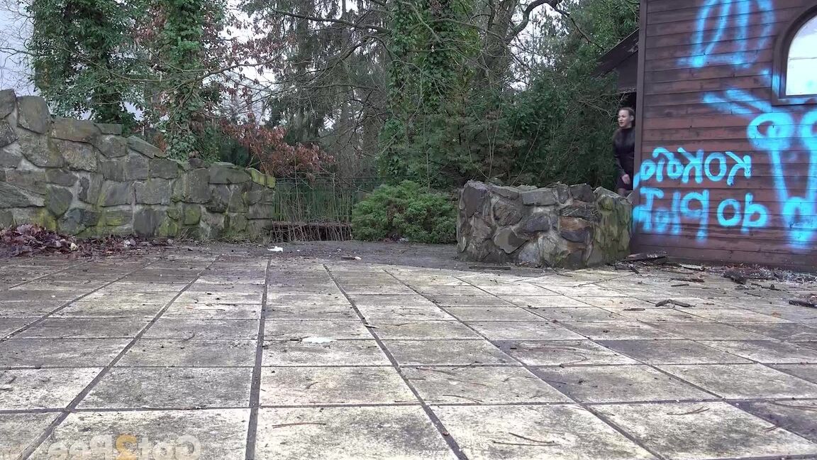 15P Une femme courte soulève sa jupe pour pisser sans culotte