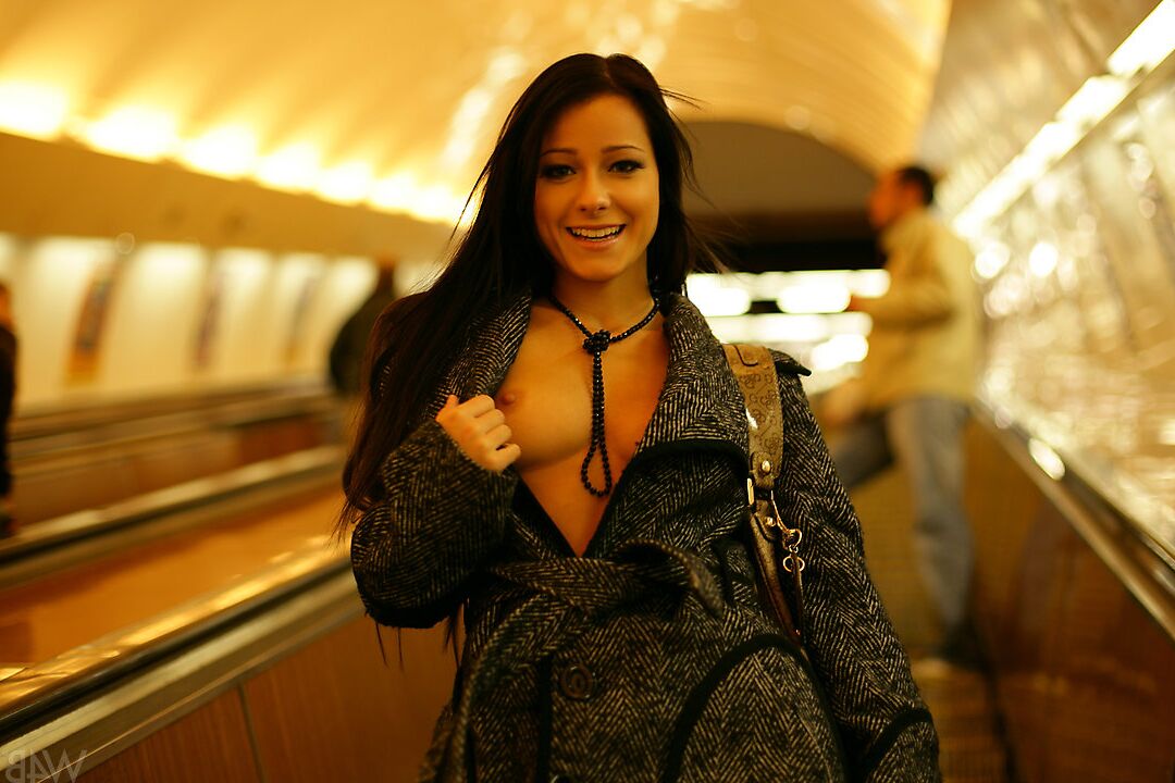 16P Seductive escort babe Melisa looks incredible in her lingerie in public