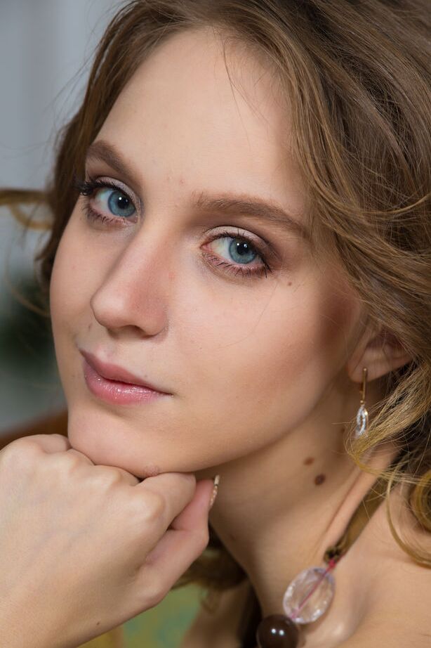 16P La esbelta Angela de 18 se quita el vestido modelo totalmente desnuda