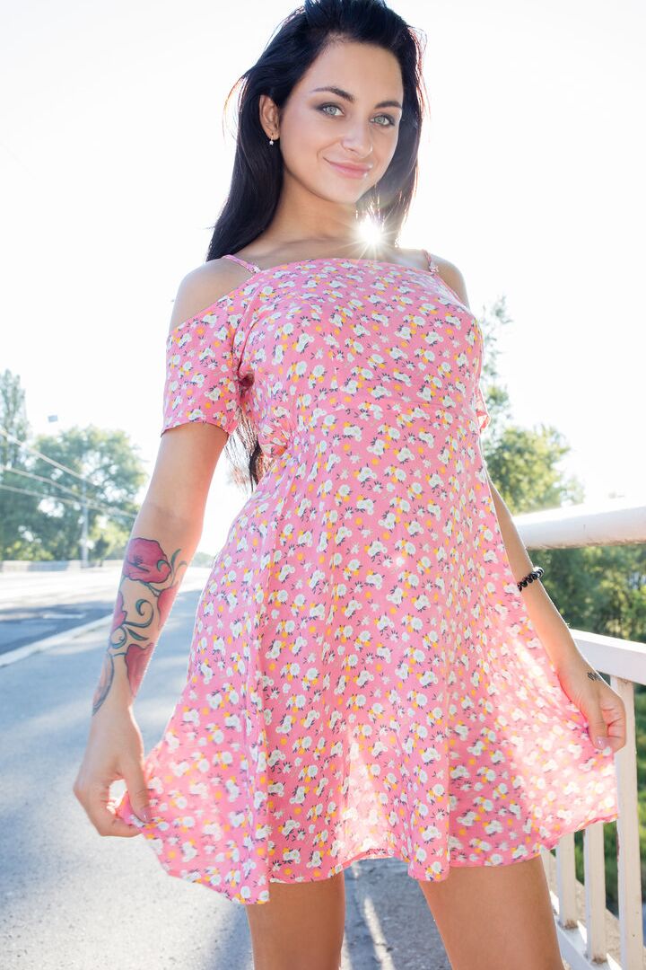 16P La morena skanky Inga muestra su falda desnuda al aire libre mostrando un plug en el culo con joyas