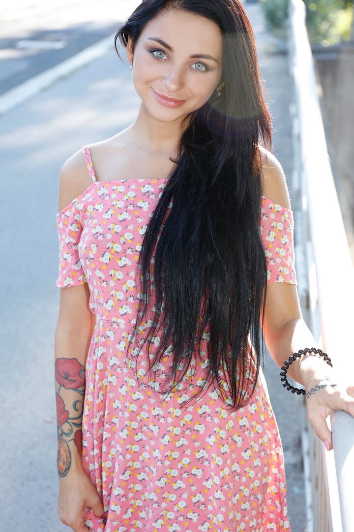 16P La morena skanky Inga muestra su falda desnuda al aire libre mostrando un plug en el culo con joyas