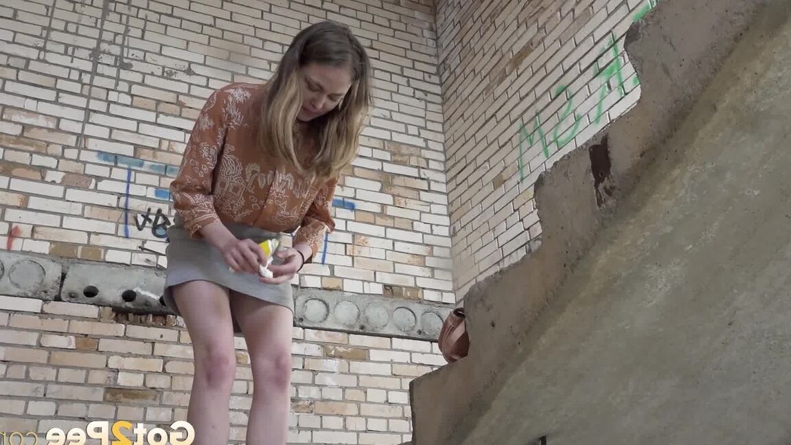 15P Rubia sexy rocía su orina dorada sobre los escalones