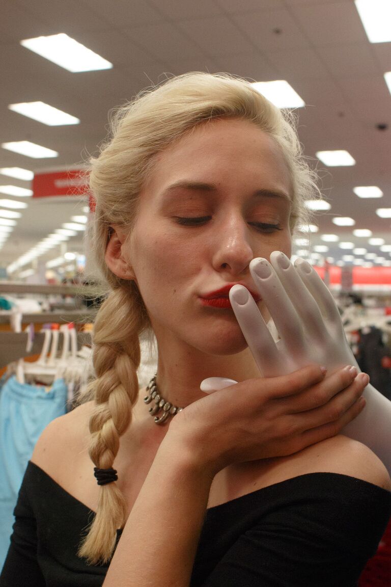 12P La joven rubia Leisel Bonnke muestra su falda sin bragas dentro de unos grandes almacenes