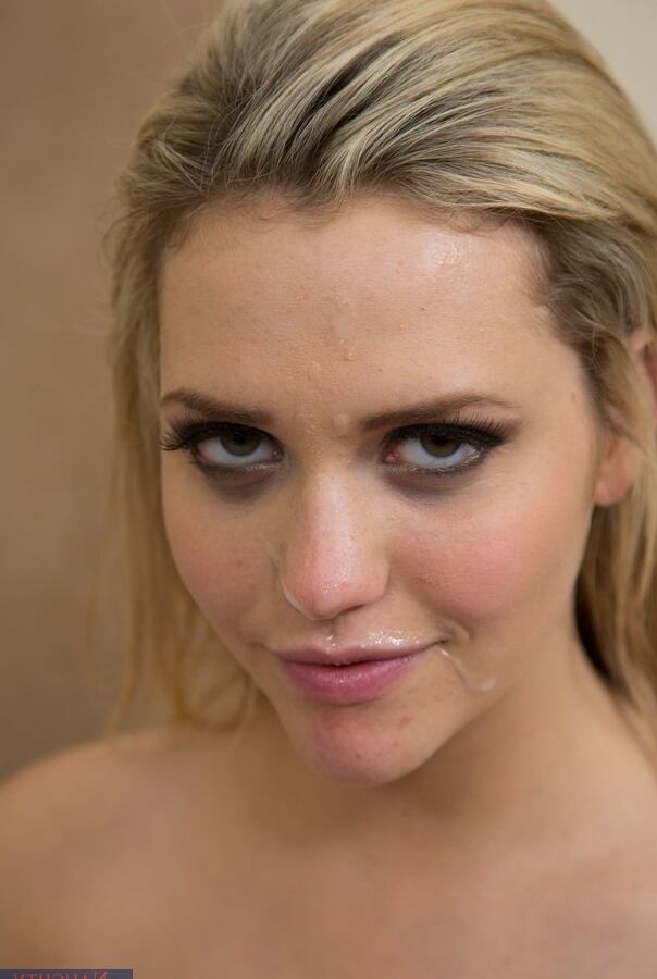 16P Garota docemente bonita é fodida apaixonadamente e leva uma gozada facial