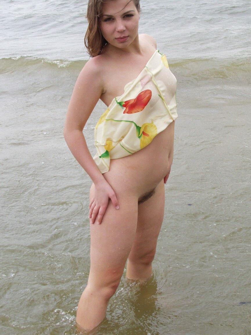 16P Chica blanca se adentra en las olas del océano antes de mostrar sus tetas y su chocho