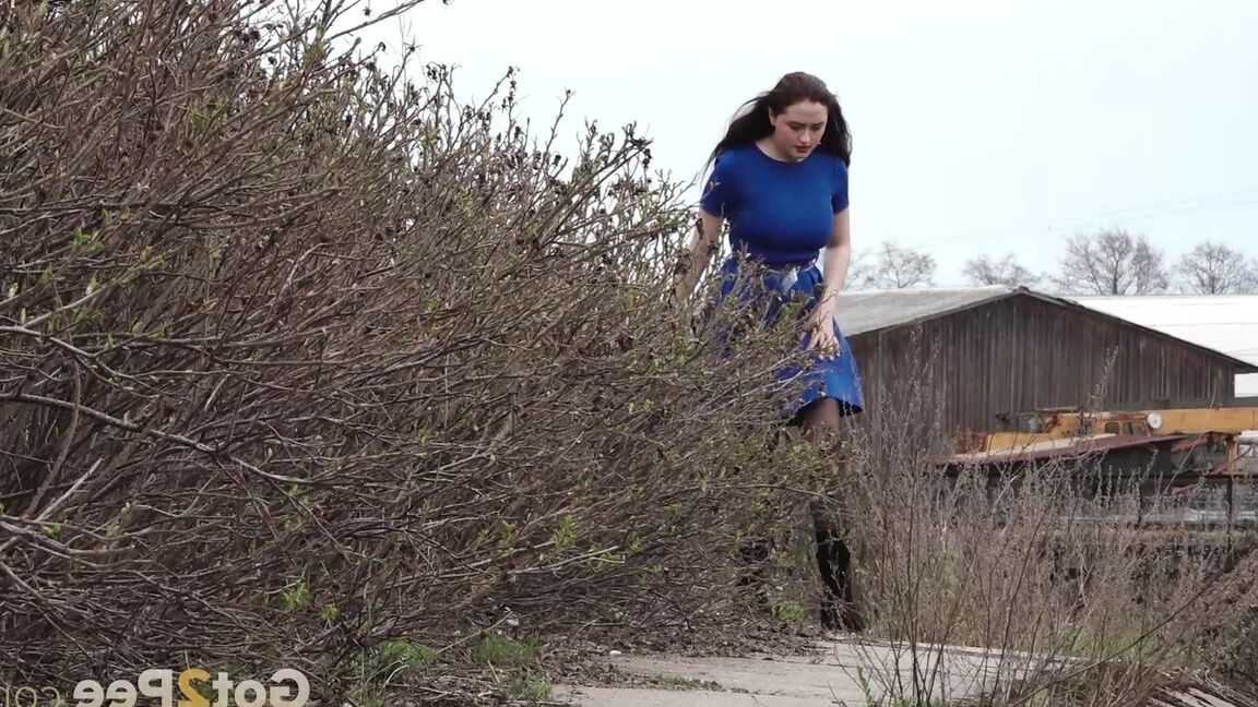 15P Caucasian chick Alexa squats for a piss over a bank in suede boots