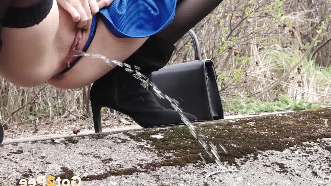 15P Caucasian chick Alexa squats for a piss over a bank in suede boots