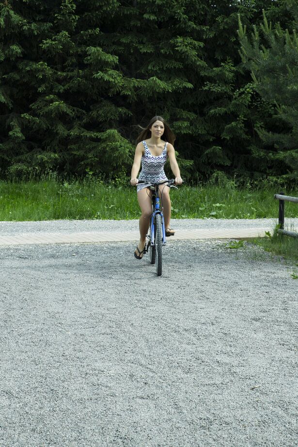 16P La dulce jovencita Taliah anda en bicicleta sin usar bragas