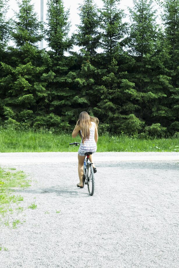 16P La dulce jovencita Taliah anda en bicicleta sin usar bragas