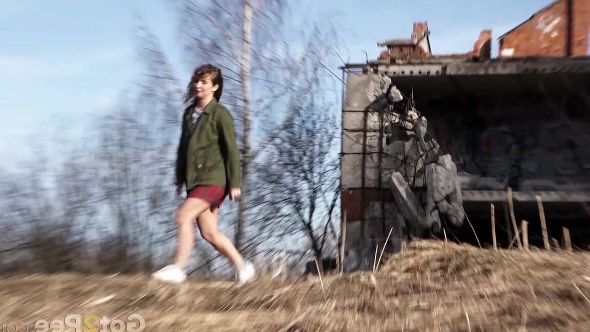 15P 白人女性のリタが廃墟の住居の近くで切実に小便をする