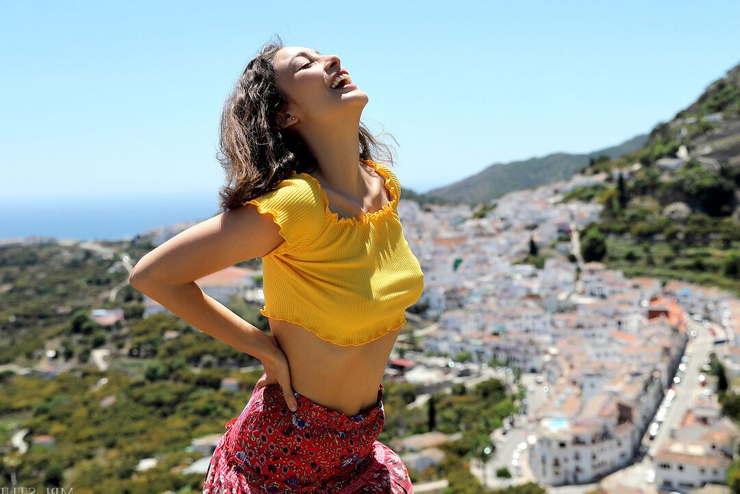 12P Garota solo mostra seus peitos e bunda enquanto vaga pelas ruas secundárias nas férias