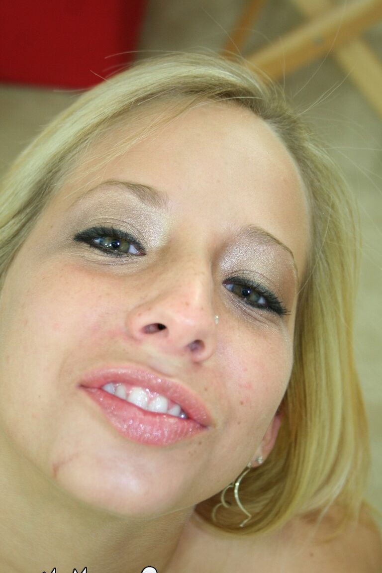21P La rubia caliente Ashley Jensen traga semen después de darle a su hombre una mamada de garganta profunda