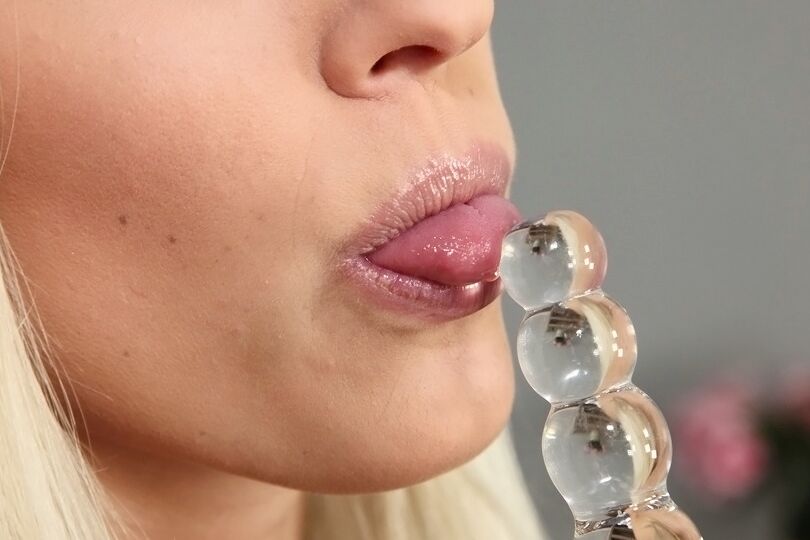 16P A loira gostosa Blanche Bradburry desliza um vibrador de vidro em sua buceta com piercing
