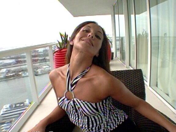 16P A amadora gostosa Adriana DeVille demonstra seus bens e dá uma chupada