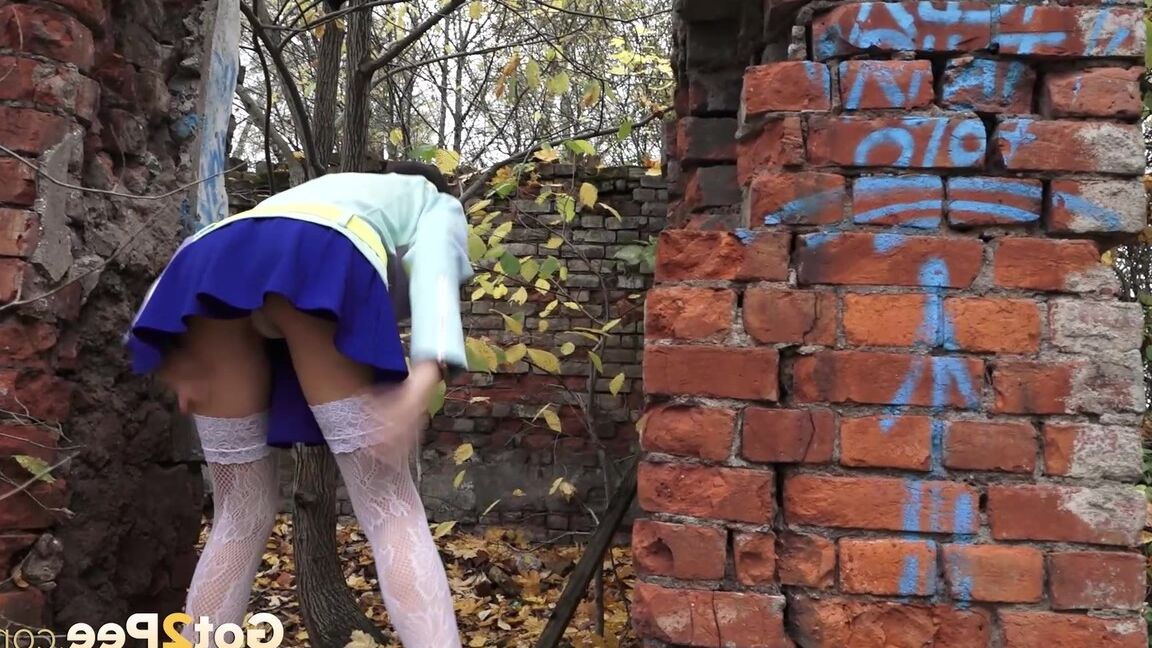 15P Одетая девушка Кристина задирает юбку, чтобы пописать возле разрушенного здания.