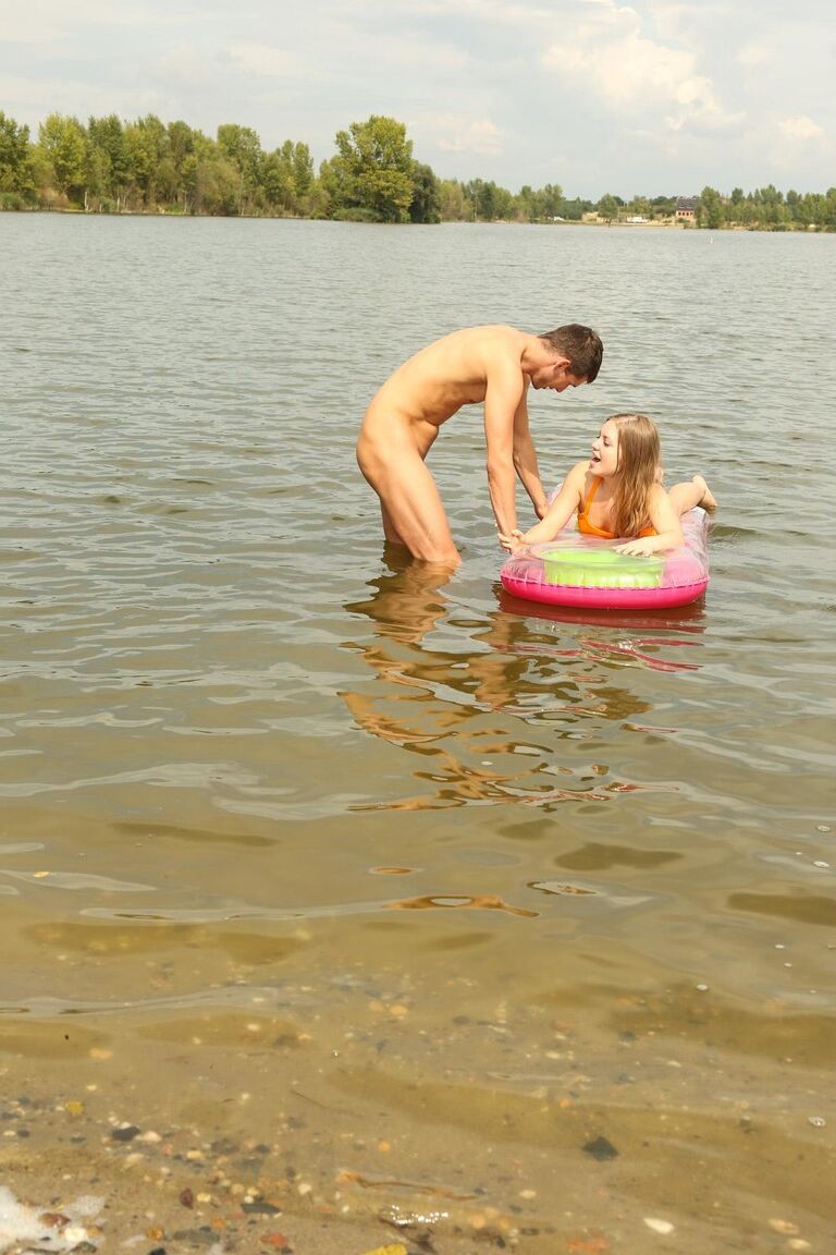 21P Alessandra, une jeune amateur, se déshabille et baise la bite d'un inconnu au bord de la rivière.