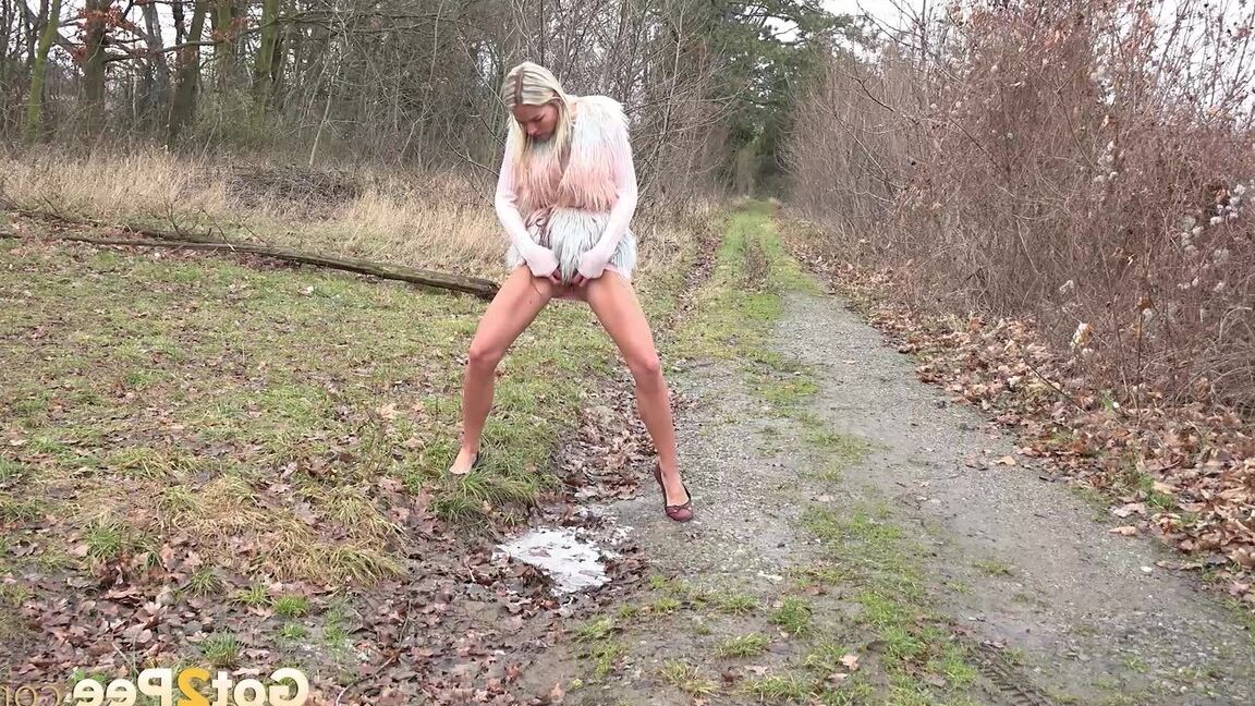 15P Claudia Macc profite d'une pisse debout par terre