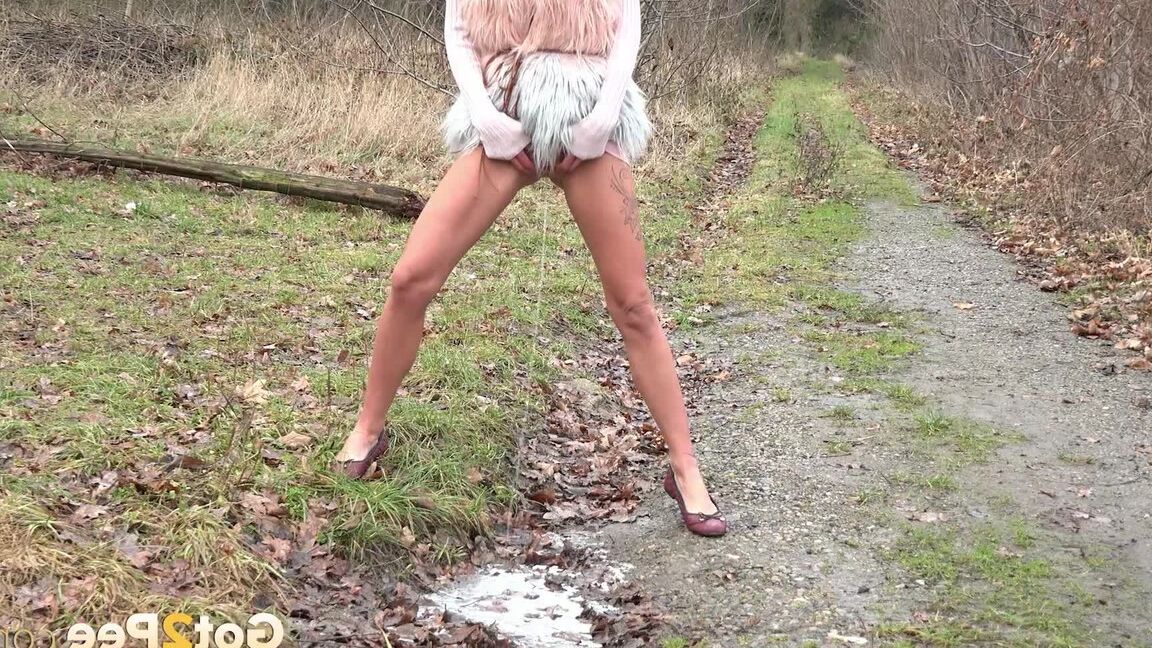 15P Claudia Macc profite d'une pisse debout par terre