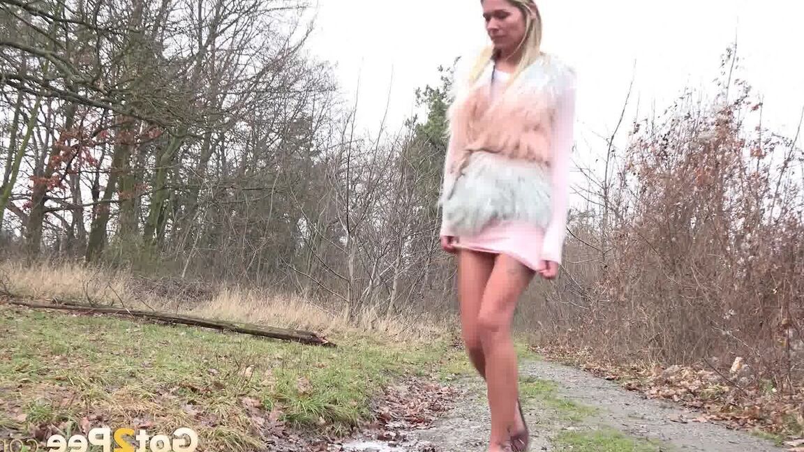 15P Claudia Macc profite d'une pisse debout par terre