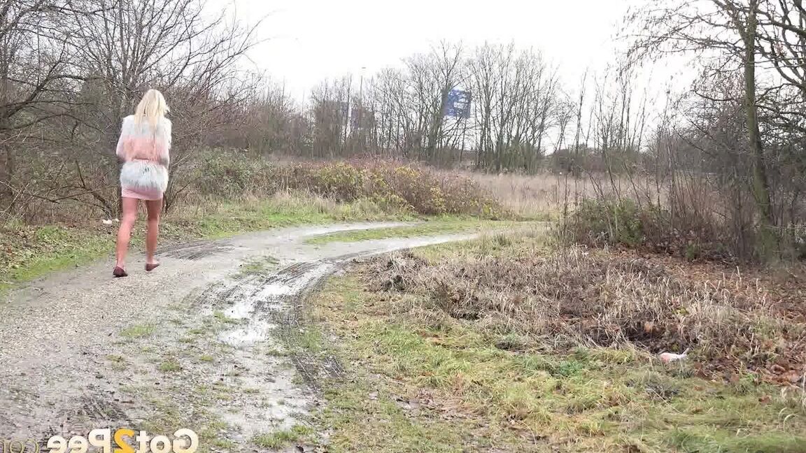15P Claudia Macc profite d'une pisse debout par terre