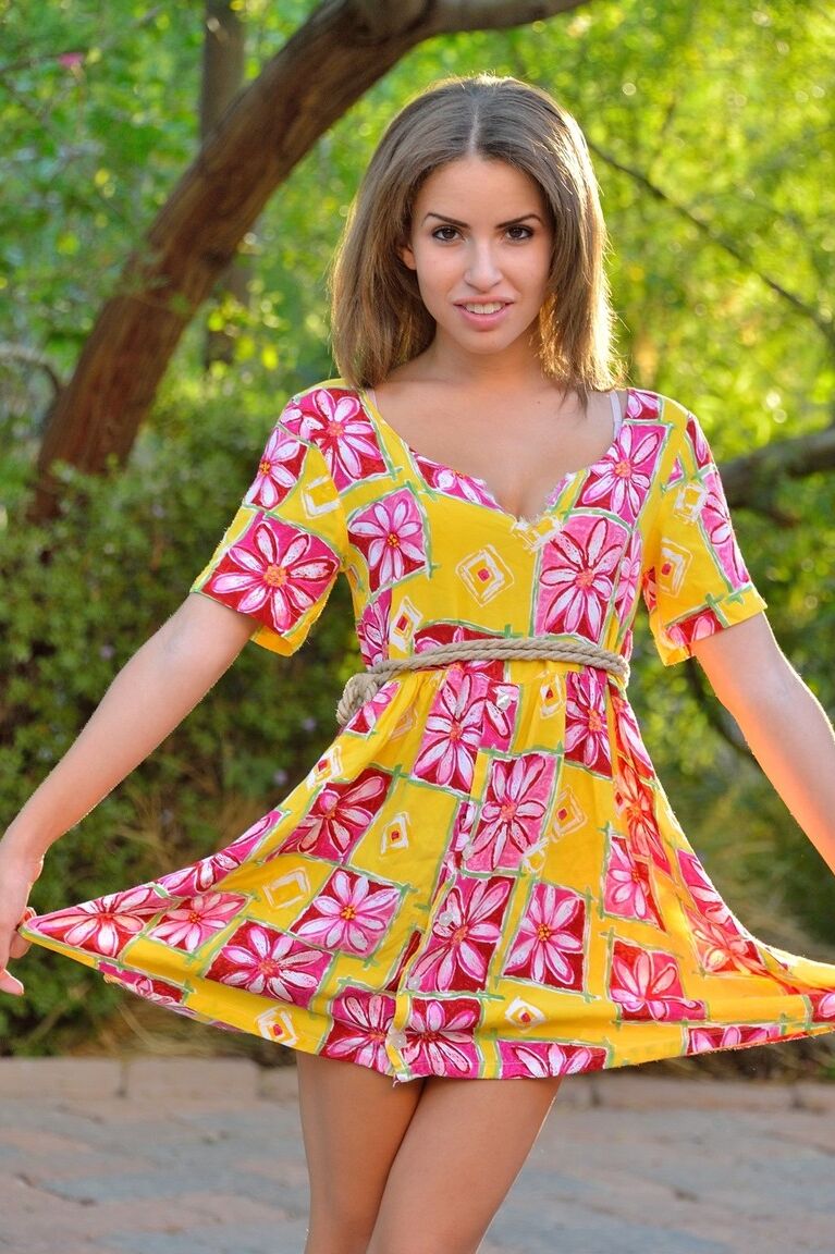 21P Natasha, une amatrice sexy, enlève sa robe colorée en public et pose nue.