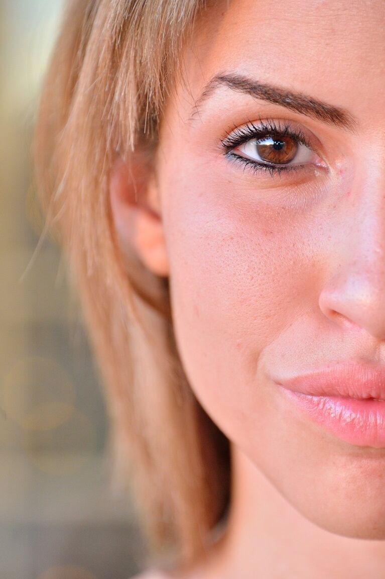21P Natasha, une amatrice sexy, enlève sa robe colorée en public et pose nue.