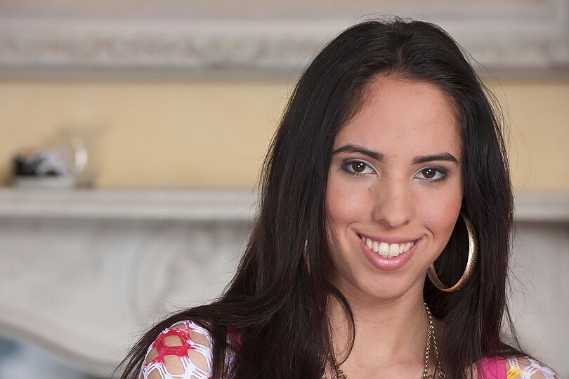 Die 16P sexy Latina-Frau Sophia Striker zieht ihren Rock und ihr Höschen aus, um nackt zu posieren
