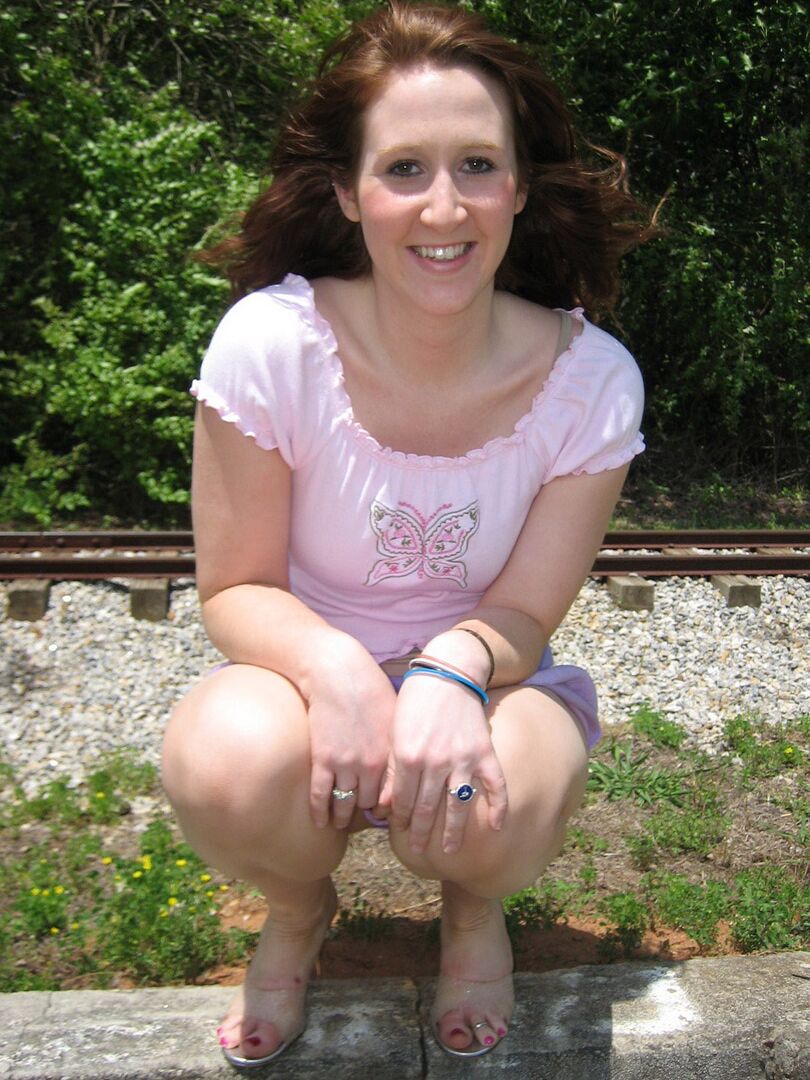 12P Ruby exhibe sa chatte au parc du train