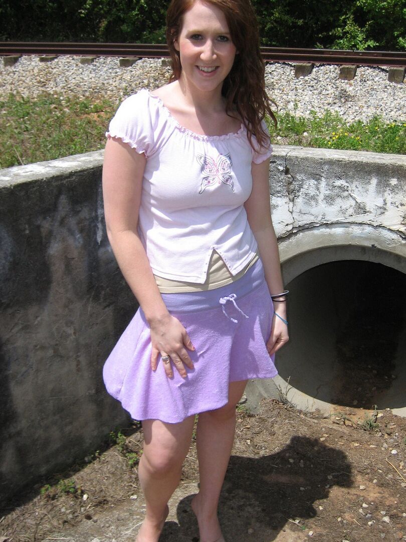 12P Ruby exhibe sa chatte au parc du train