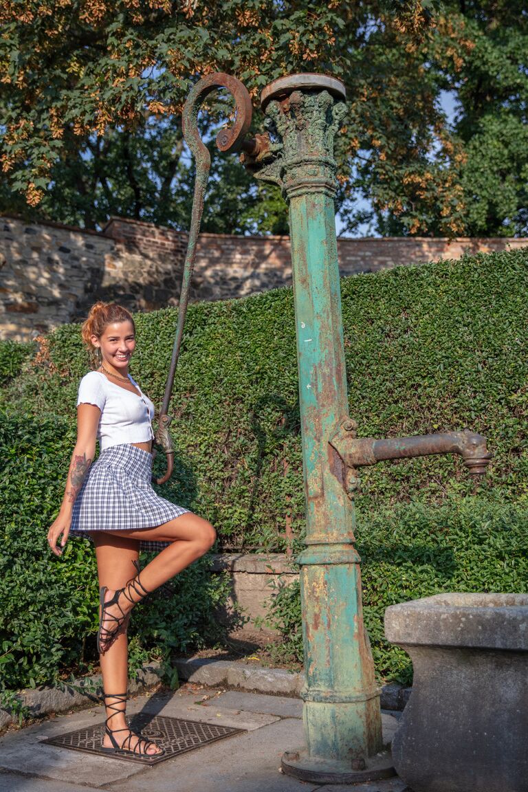 21P Glamour Babe Agatha Vega stellt ihren schönen Arsch zur Schau