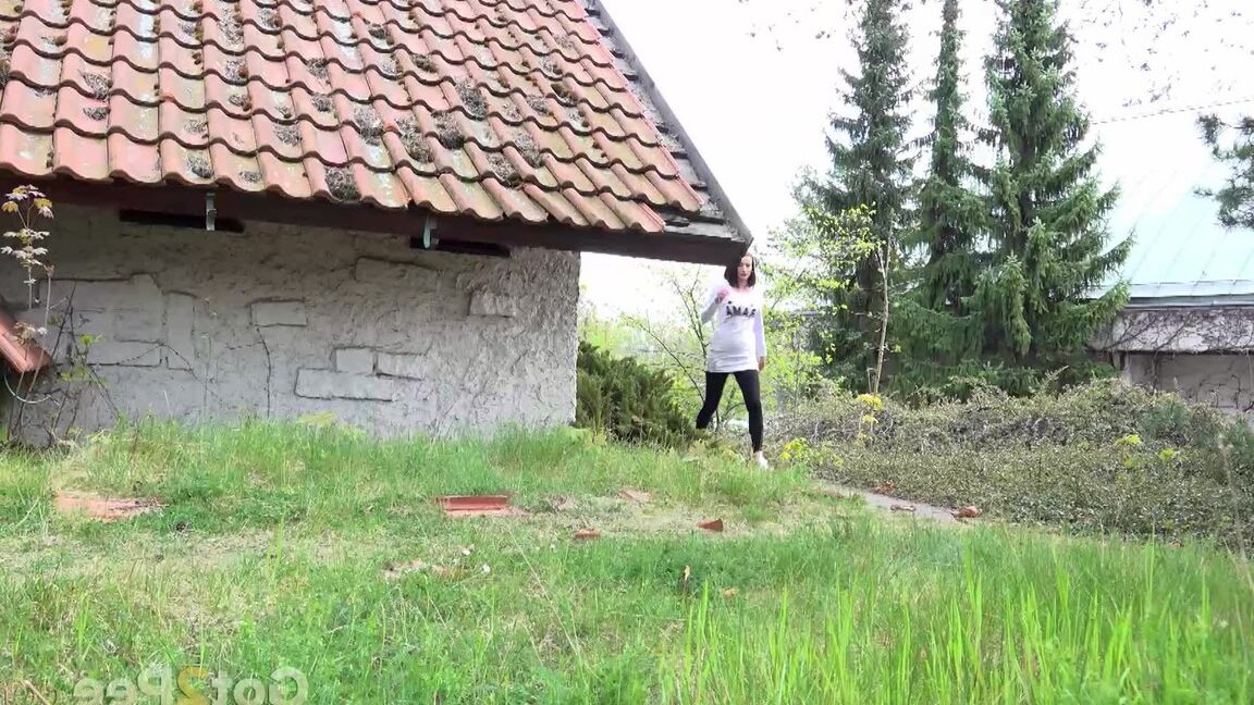 15P Victoria Daniels hockt und pinkelt auf Beton