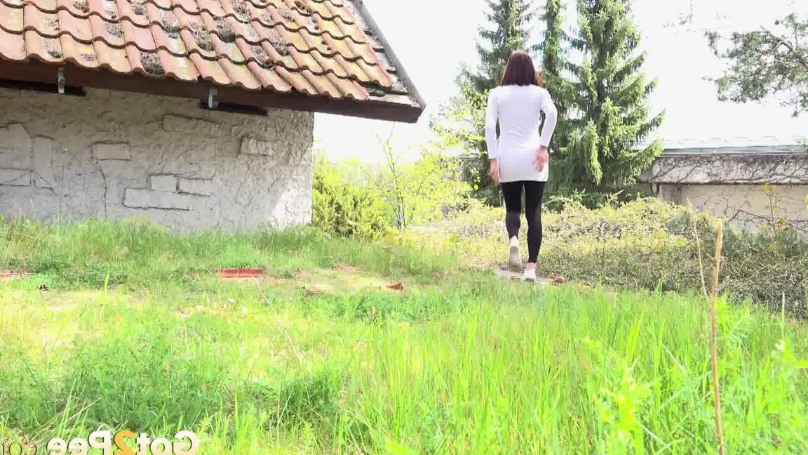15P Victoria Daniels hockt und pinkelt auf Beton